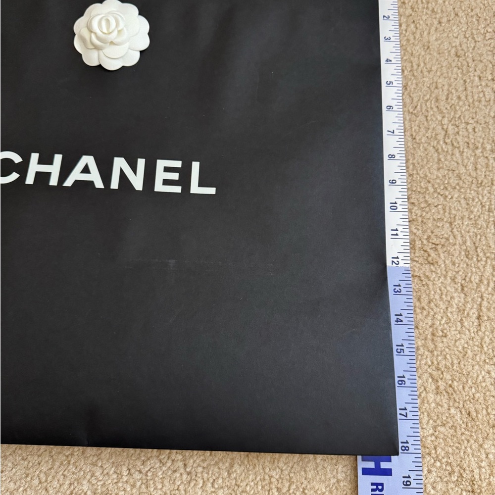 CHANEL Black and White Accessory Packaging - Picture 11 of 11